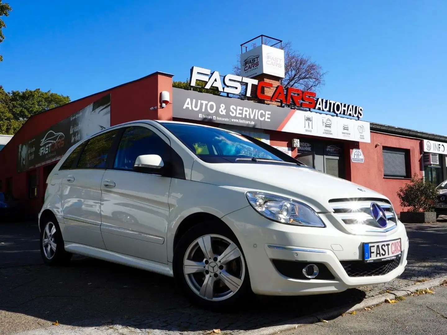 Mercedes-Benz B 180 Autm PDC Panorama SHZ Tempomat Top Zustand Weiß - 1