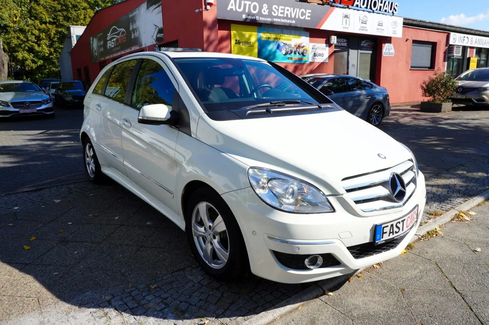 Mercedes-Benz B 180 Autm PDC Panorama SHZ Tempomat Top Zustand Weiß - 2