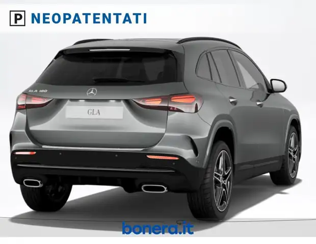 Mercedes-Benz GLA view 3