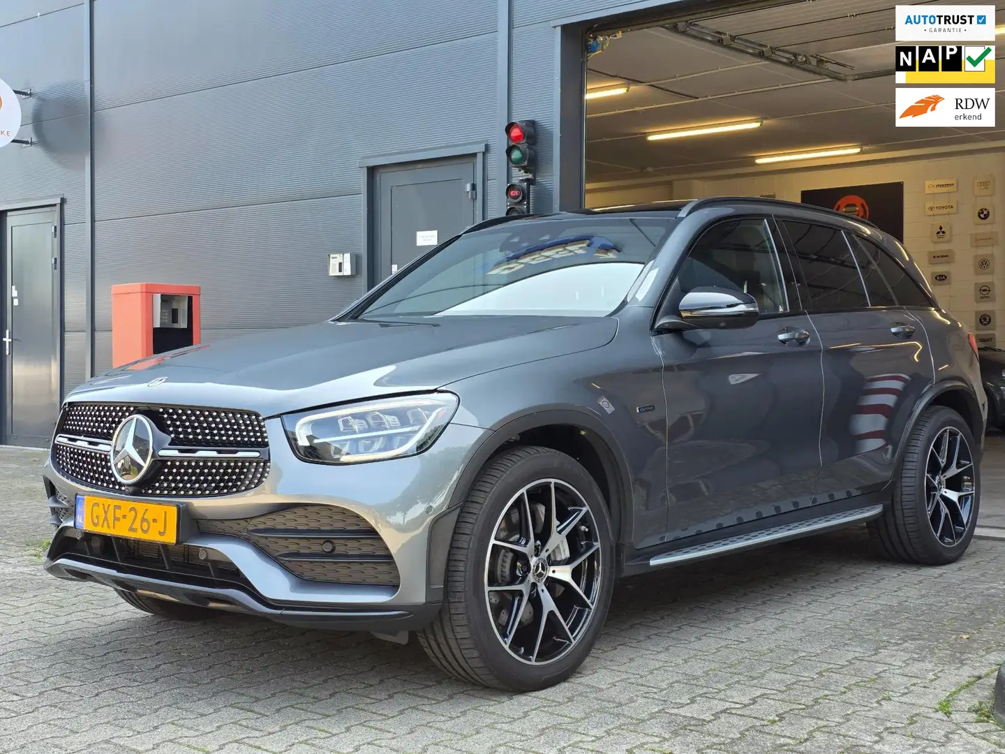Mercedes-Benz GLC 300 300e 4MATIC Premium Plus / LUCHTVERING / PANORAMAD Gris - 1