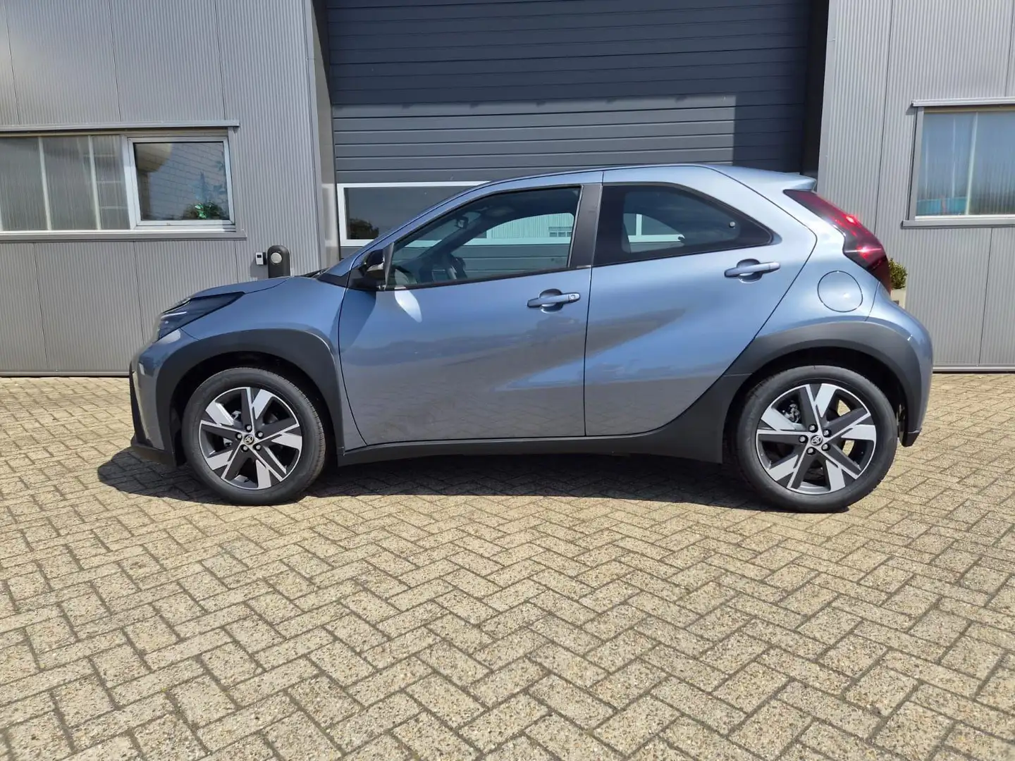Toyota Aygo X Pure 1.5 Hybrid 116PS Automatik Sitzheizung Kli... Grau - 2
