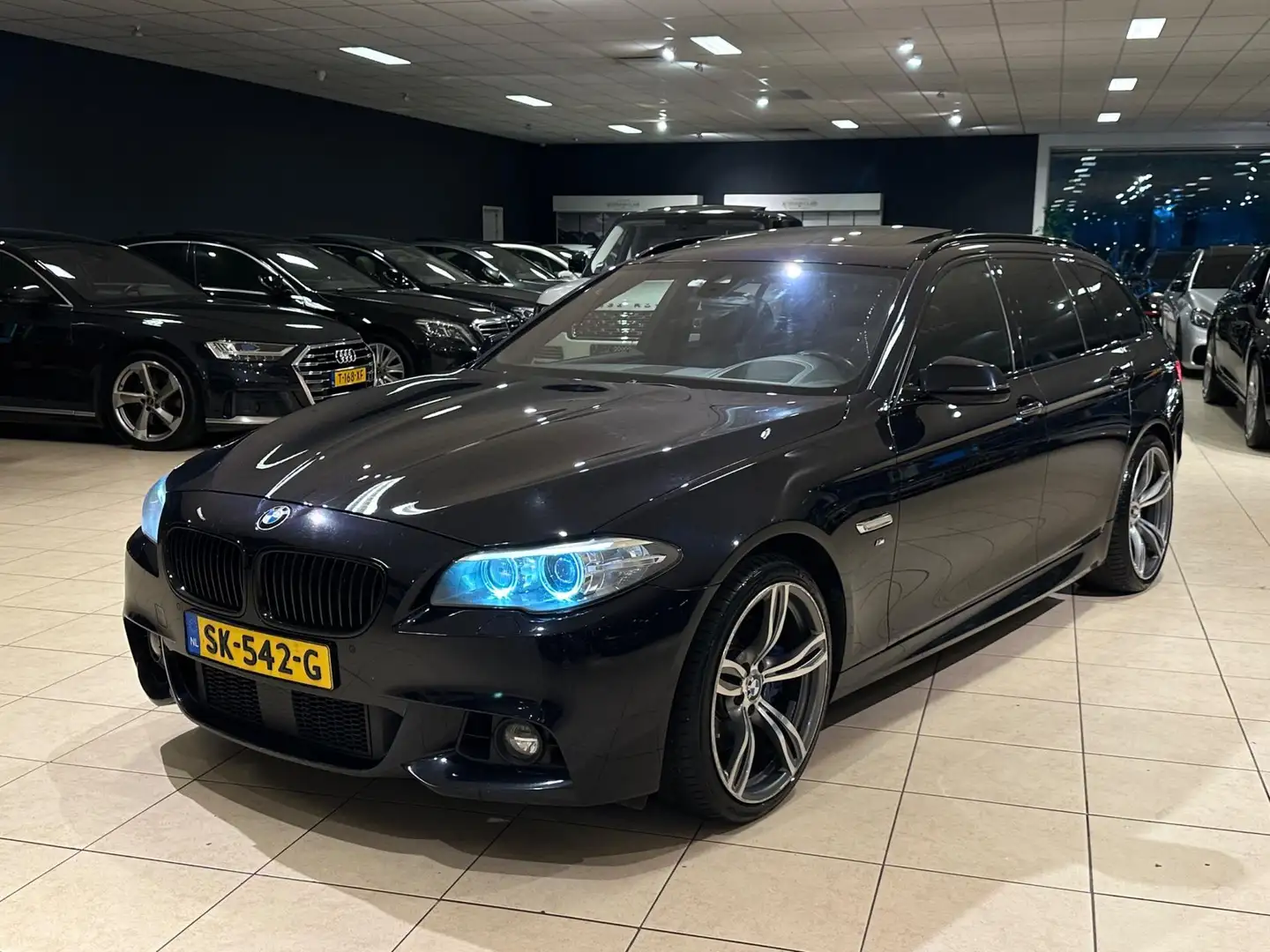 BMW 535 5-serie Touring 535d xDrive High Exe|M-SPORT|PANO| Zwart - 2
