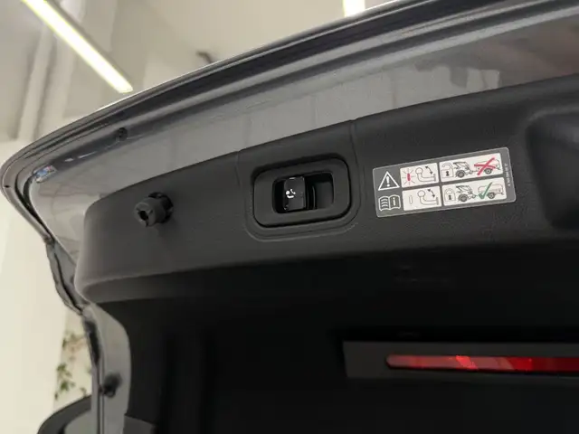 Mercedes-Benz C-Class view 11