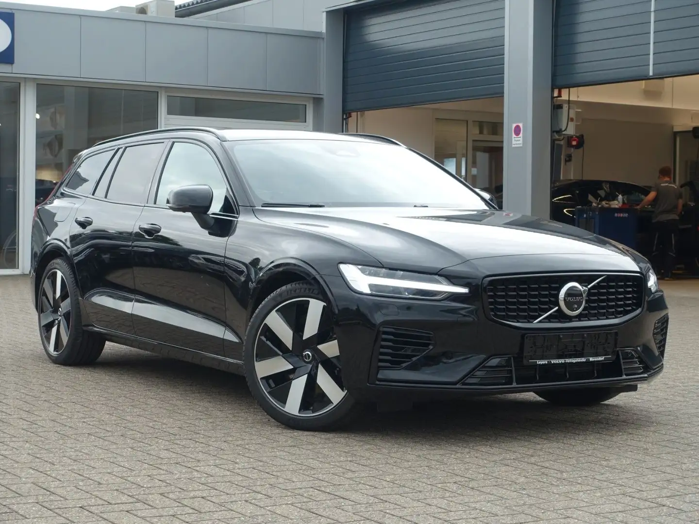 Volvo V60 Plus T6 AWD Plug-in Hybrid/Pano/360°/AHK Schwarz - 2
