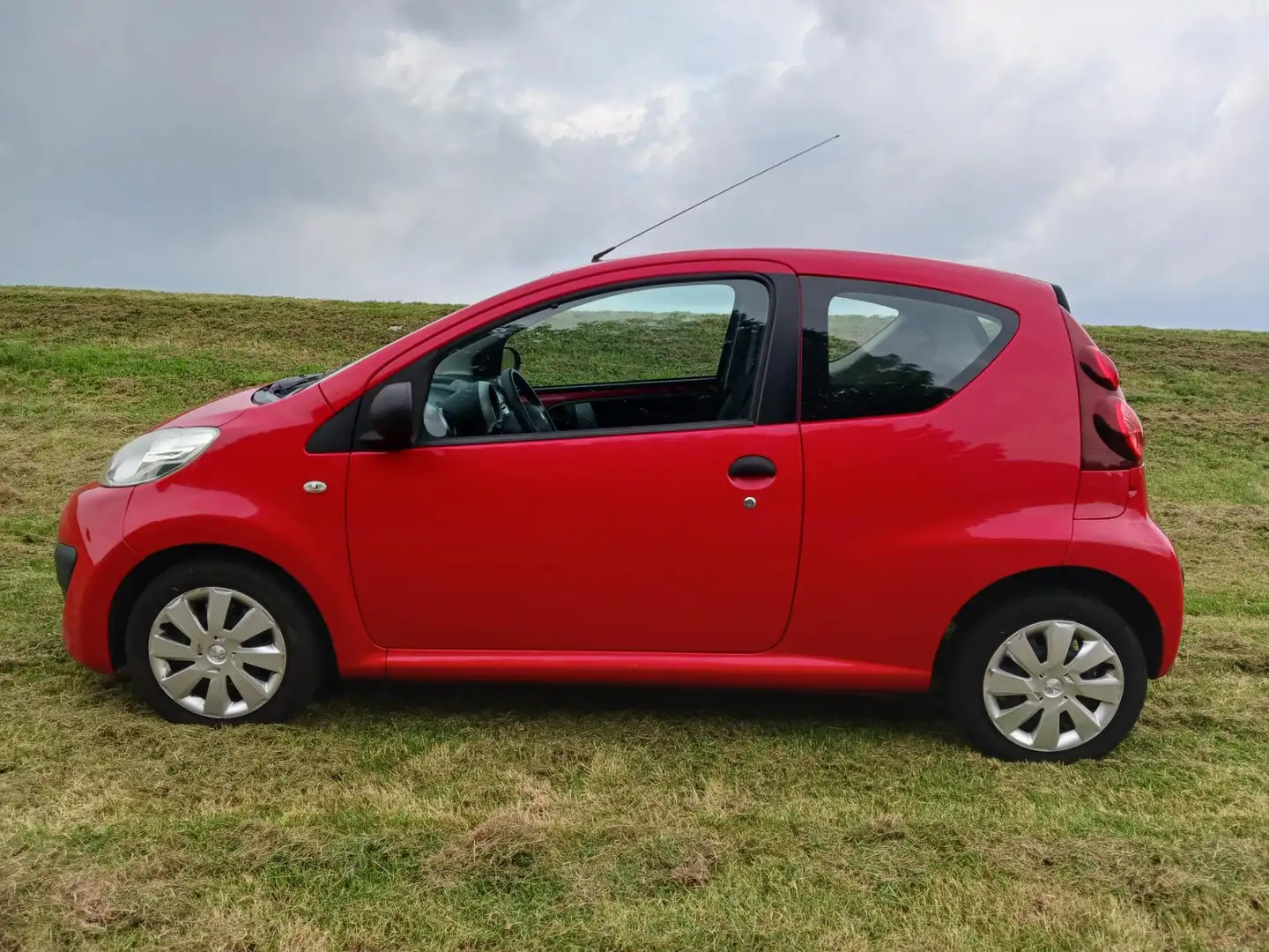 Peugeot 107 1.0i Access Accent Airco APK 04-2025 Rijdt perfect Rouge - 2