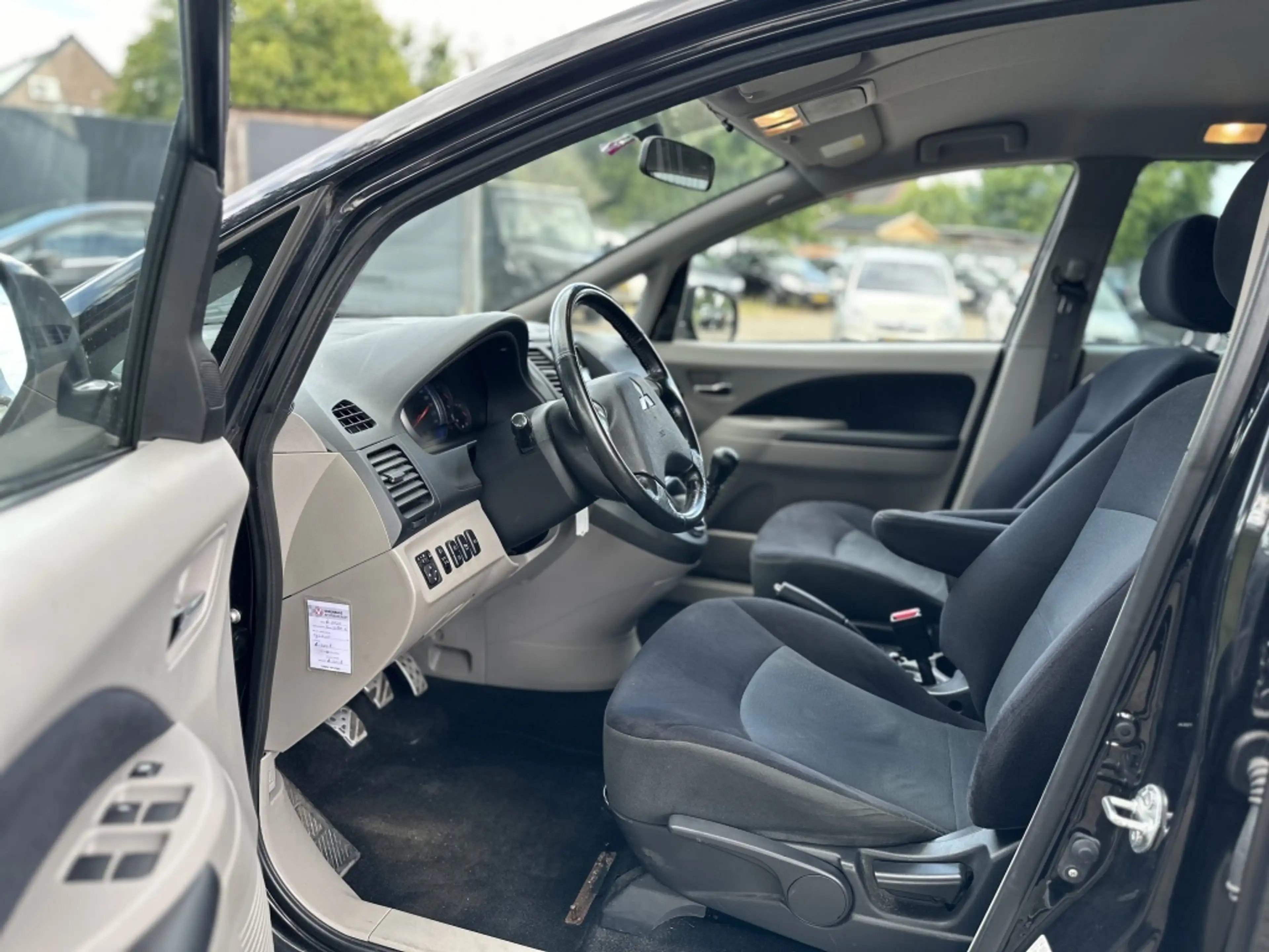 Mitsubishi Grandis 2.4-16V Limited 7 PERSOONS *NAP*TREKHAAK*AIRCO*PDC — photo 9