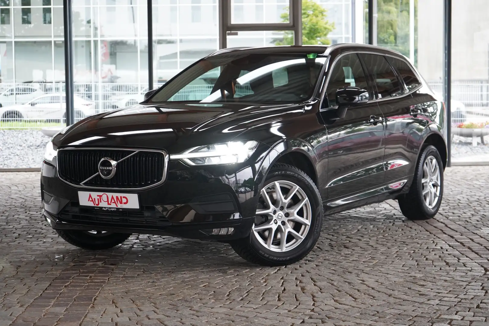 Volvo XC60 2.0 Momentum 2WD LED 360° ACC Panorama Navi Schwarz - 2