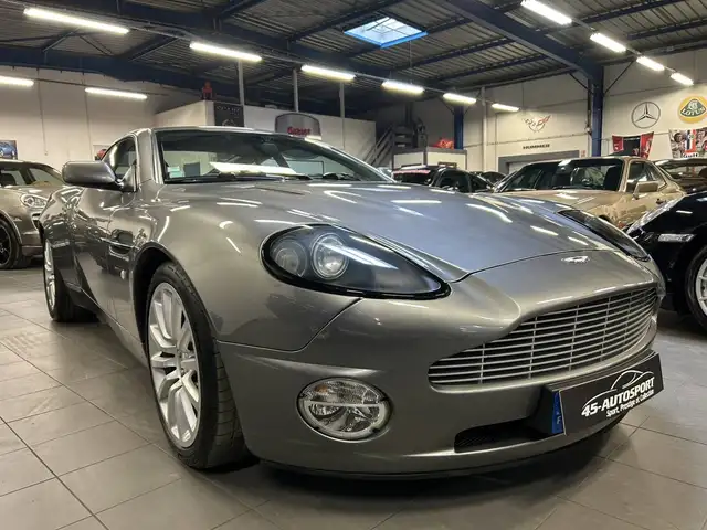 Aston Martin Vanquish V12 5.9