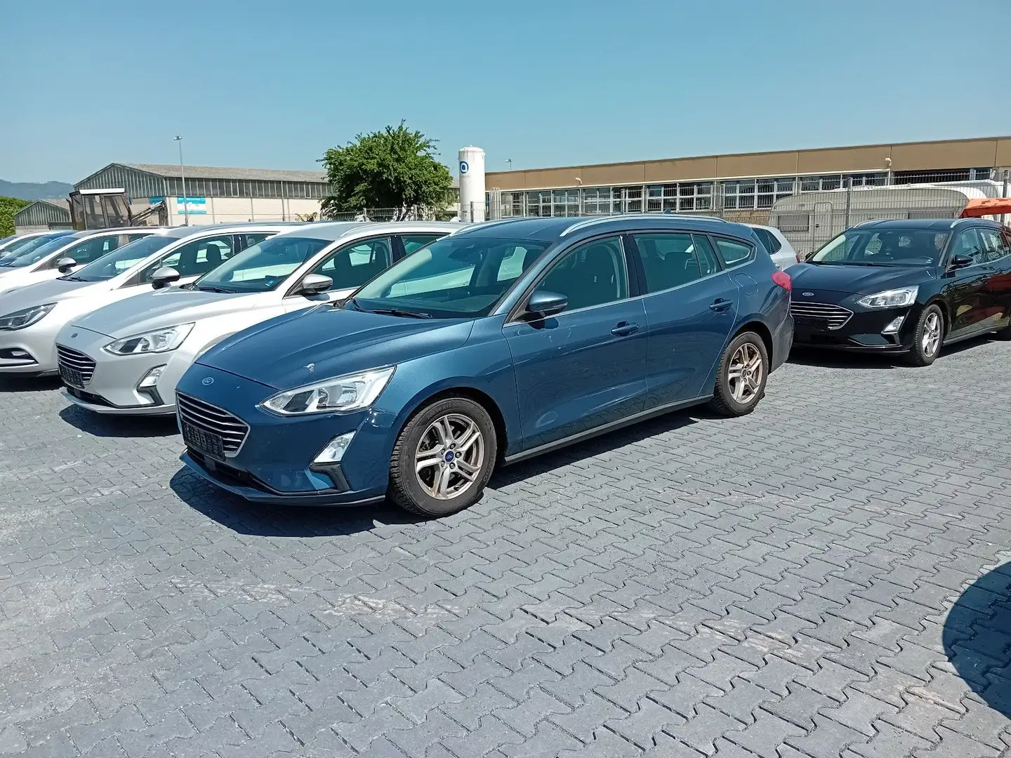 Ford Focus Turnier Trend ab 69€ mtl. finanzieren Nero - 1