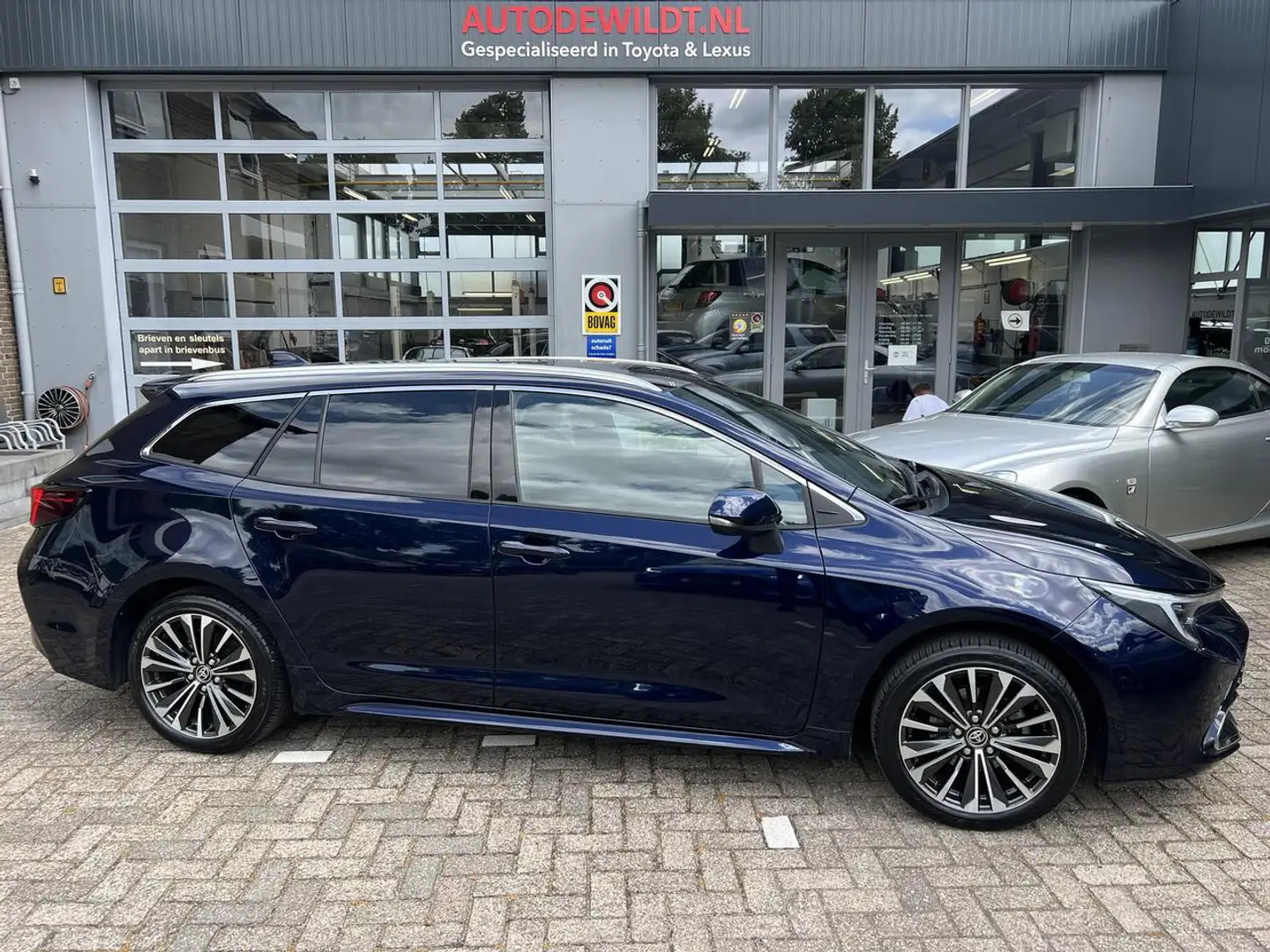 Toyota Corolla TS 1.8 Hybrid 140 Style A/T + FABRIEKSGARANTIE Blauw - 1