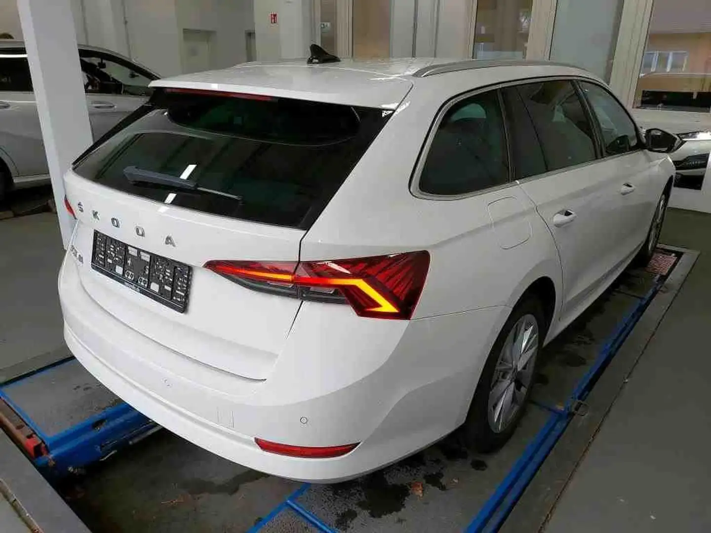 Skoda Octavia Combi 2.0 TDI STYLE AHK NAVI PDC SITZHZG Weiß - 2