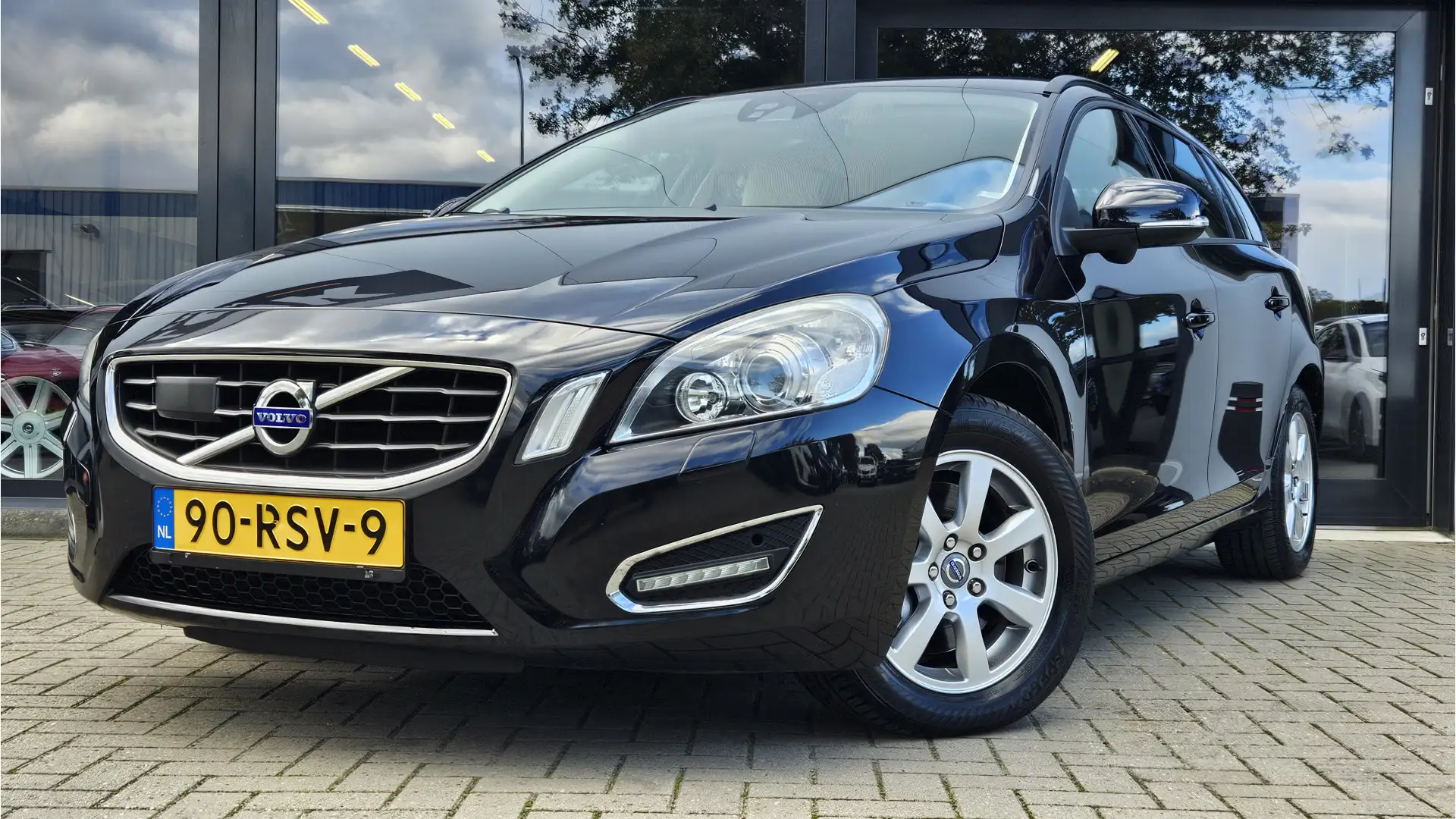 Volvo V60 2.0T automaat + BLIS + XENON + ADAPT CRUISE + NAVI Zwart - 1