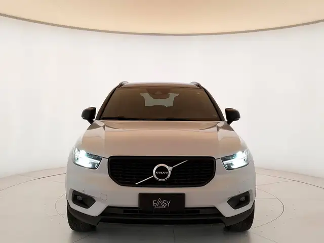 Volvo XC40 view 3