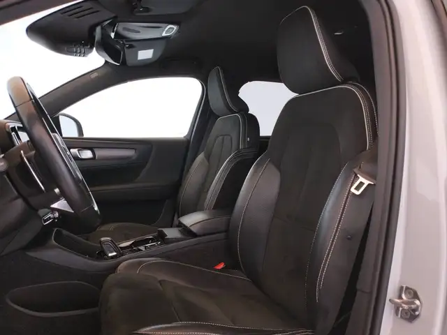 Volvo XC40 view 12