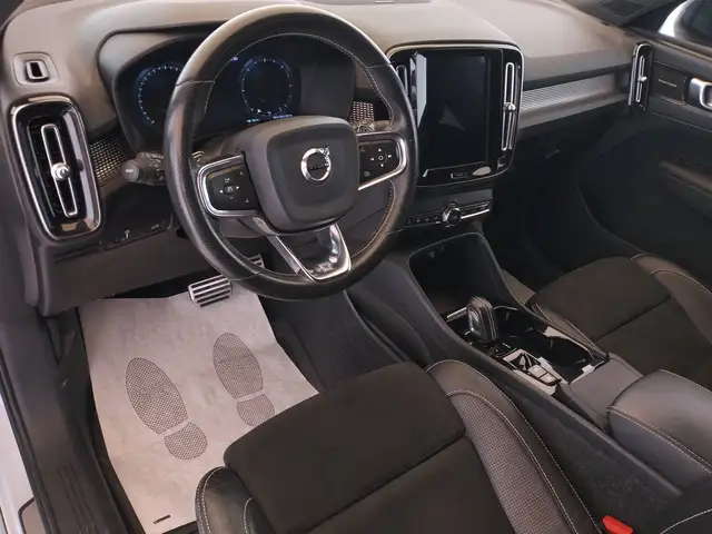 Volvo XC40 view 11