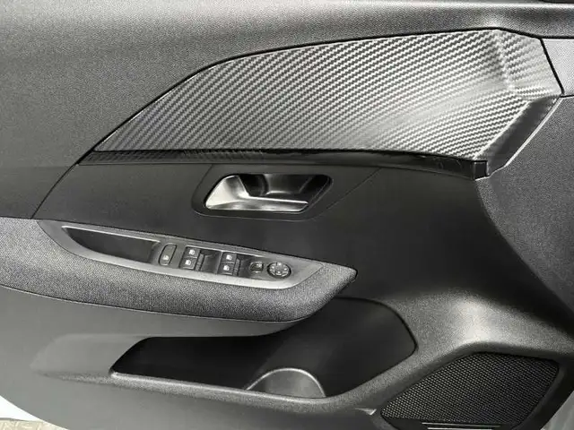 Peugeot 208 view 10