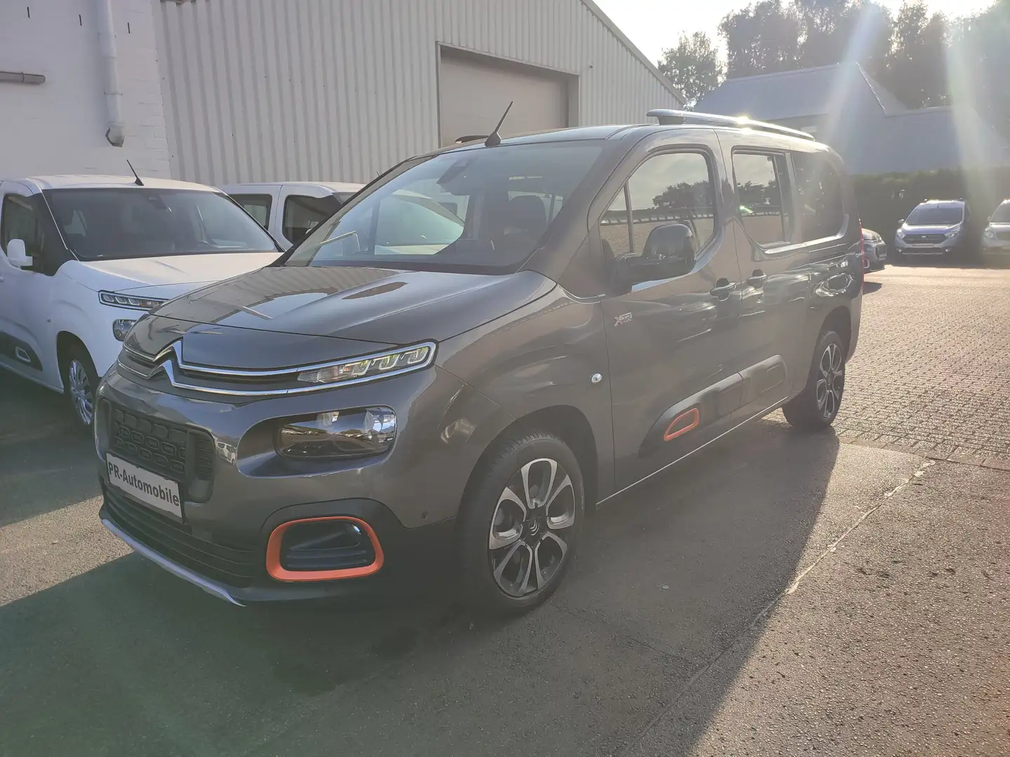 Citroen Berlingo XL 7-Sitzer 130 EAT8 SHINE XTR Navi+Cam Grau - 1