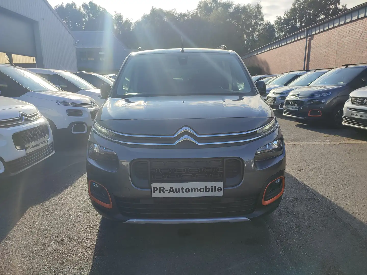 Citroen Berlingo XL 7-Sitzer 130 EAT8 SHINE XTR Navi+Cam Grau - 2