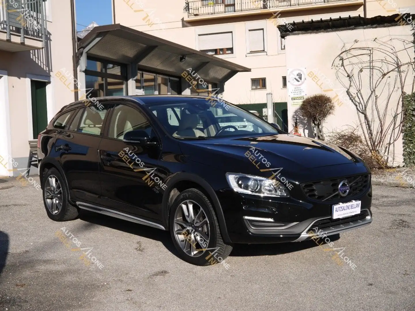 Volvo V60 Cross Country D4 AWD Geartronic Noir - 1