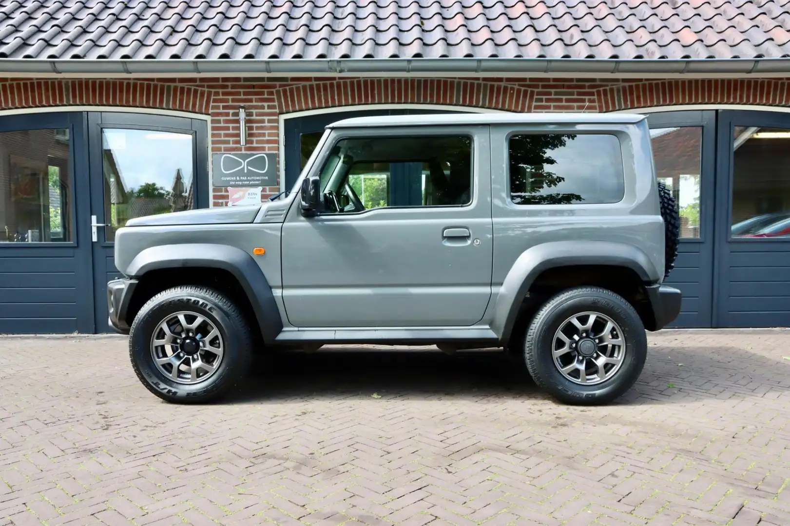 Suzuki Jimny 1.5 Stijl 4X4 | 1E EIGENAAR | TREKHAAK | LED | CRU Grijs - 2