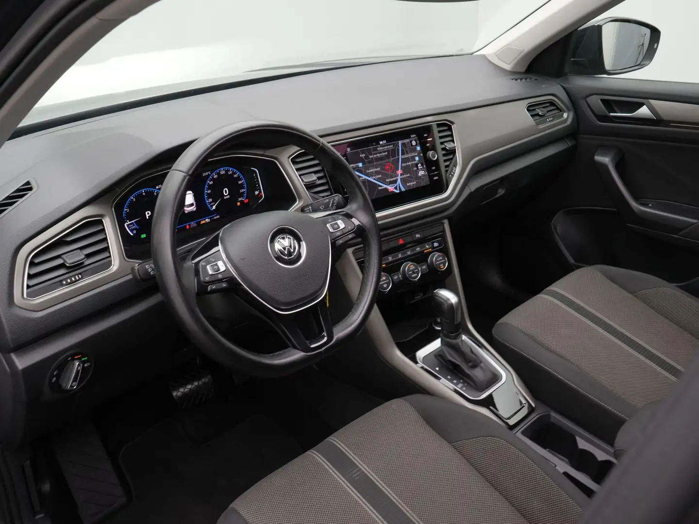 Volkswagen T-Roc 1.5 TSI 150 pk DSG Sport Business R | Panoramadak Gris - 2
