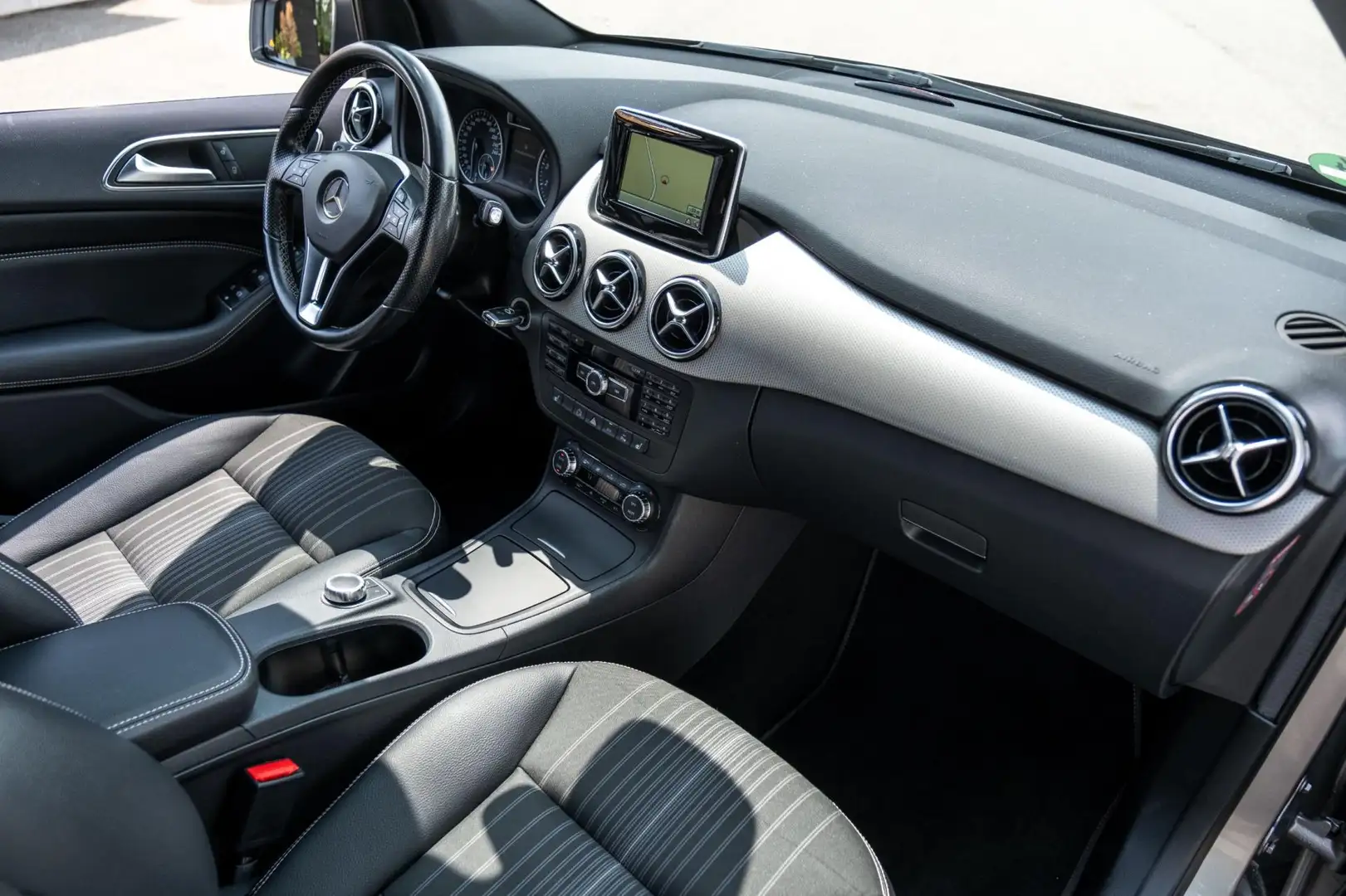Mercedes-Benz B 250 Prestige AMG Style I Trekhaak I Panoramadak I Clim Šedá - 2