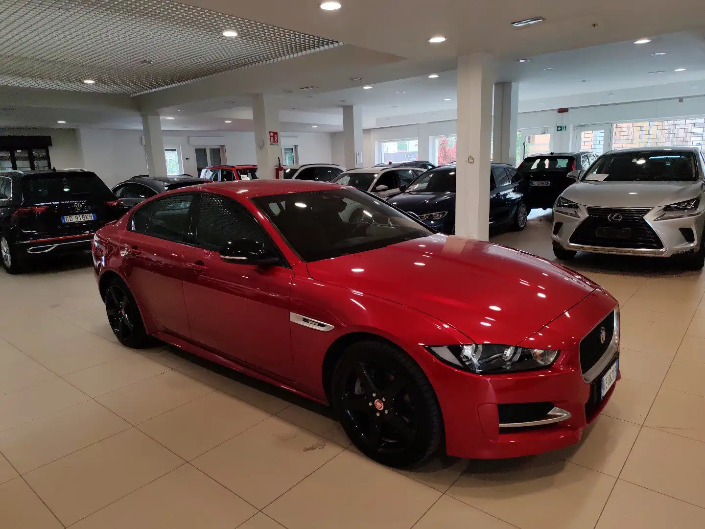Jaguar XE 2.0 D 180cv AWD R-Sport auto Cruise Pelle/Tessuto Rosso - 2