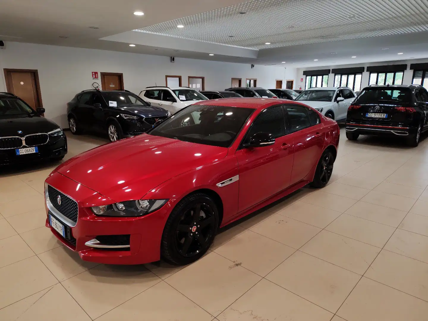 Jaguar XE 2.0 D 180cv AWD R-Sport auto Cruise Pelle/Tessuto Rosso - 1