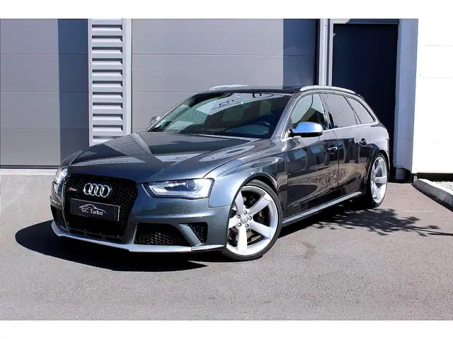 Audi RS4 Quattro 4.2 V8 FSI - 450