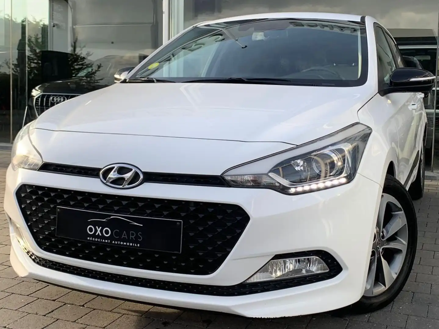 Hyundai i20 1.1 CRDi Blackline / Clim Auto / Cruise / PDC Weiß - 1