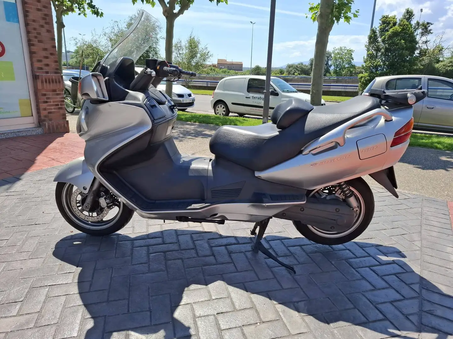 Suzuki Burgman 650 Plateado - 1
