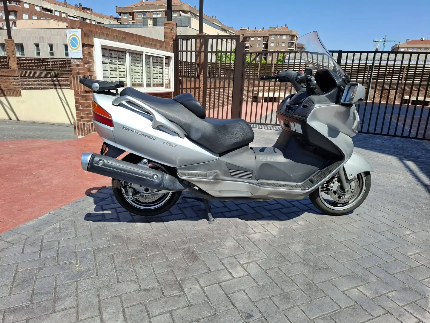 Suzuki Burgman 650 Plateado - 2