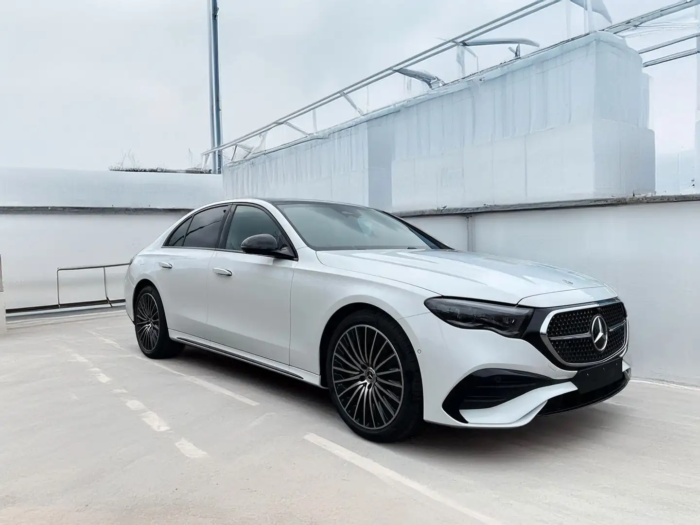 Mercedes-Benz E 200 AMG Line Premium Plus Panorama HUD MY25 Weiß - 1