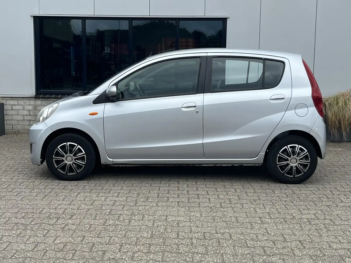 Daihatsu Cuore 1.0 Trend 5-DEURS AIRCO APK 02-2027 Grau - 2