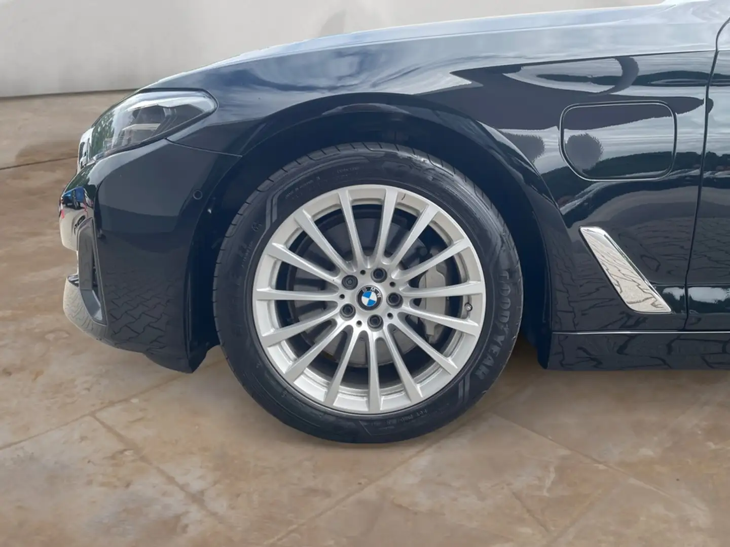 BMW 530 e Touring + 1.Hand + GARANTIE Schwarz - 2