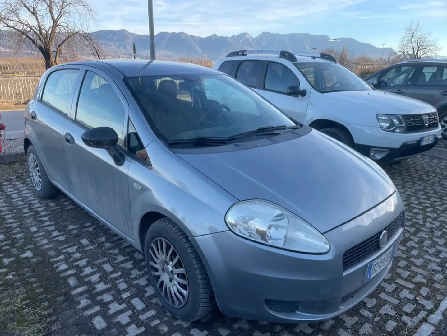 Fiat Grande Punto Grande Punto III 2005 5p 1.4 Active c/clima 77cv Silber - 1
