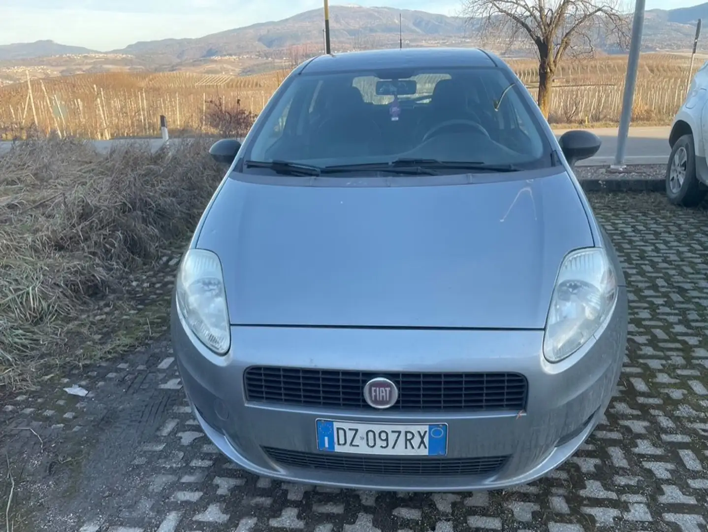 Fiat Grande Punto Grande Punto III 2005 5p 1.4 Active c/clima 77cv Silber - 2