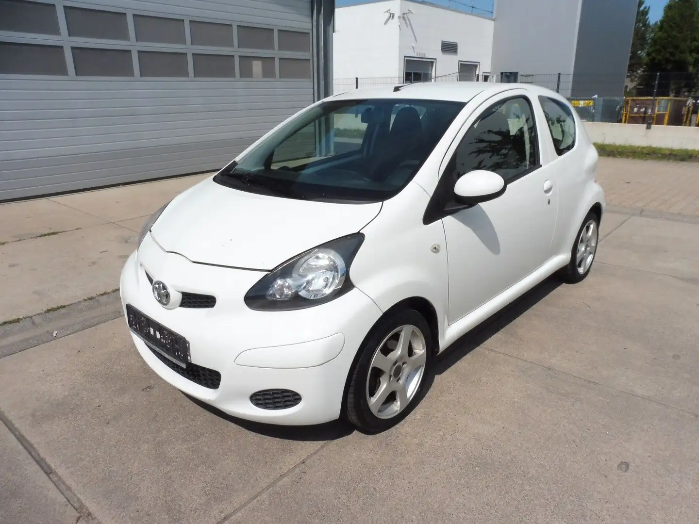 Toyota Aygo (X) 1,0-l-VVT-i City Weiß - 1