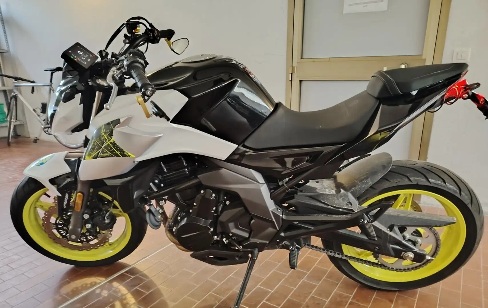 CFMOTO 650 NK Sport Blanco - 1