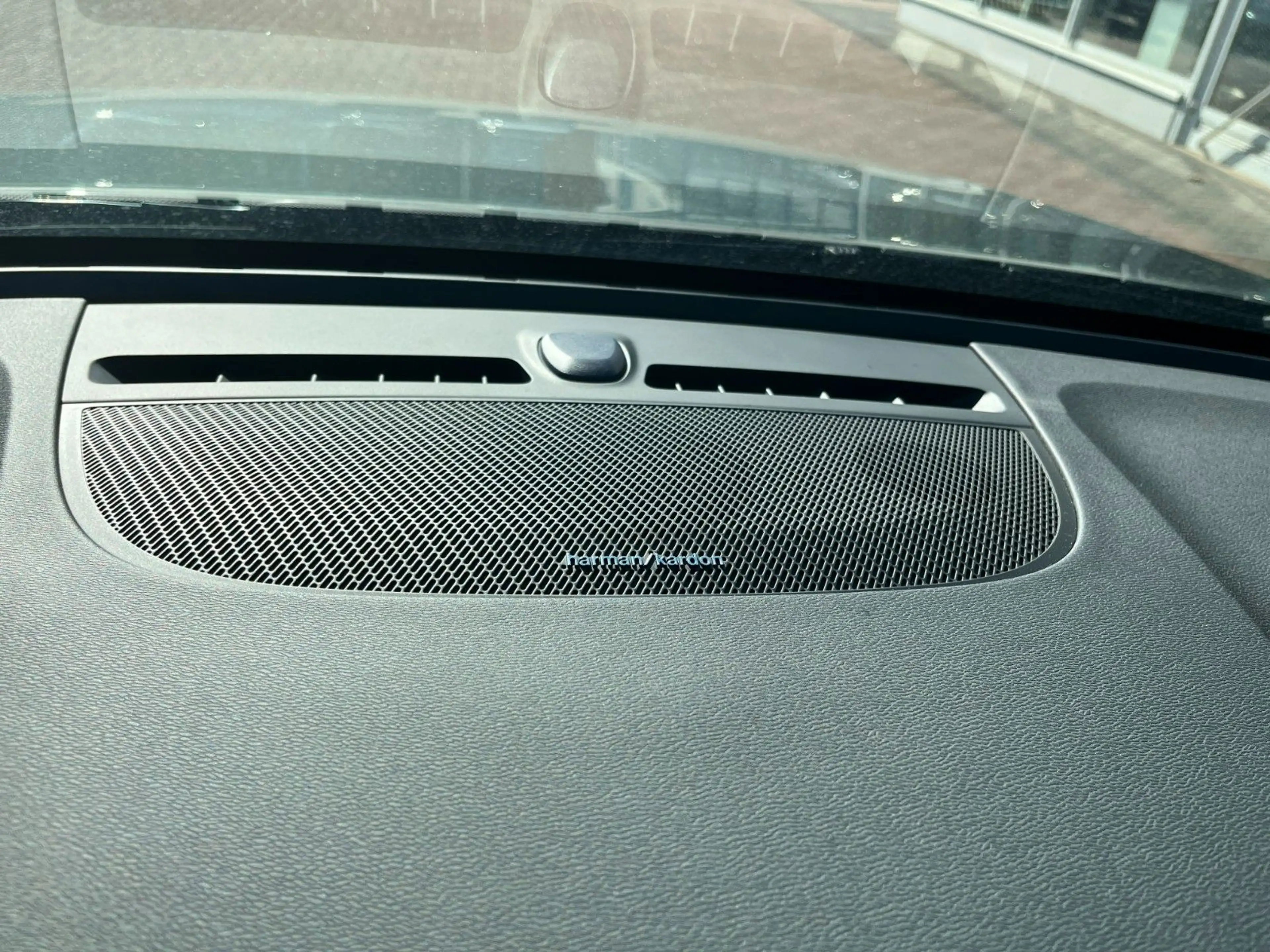 Volvo EX40 Plus Dark Single Motor Ext Range — photo 24