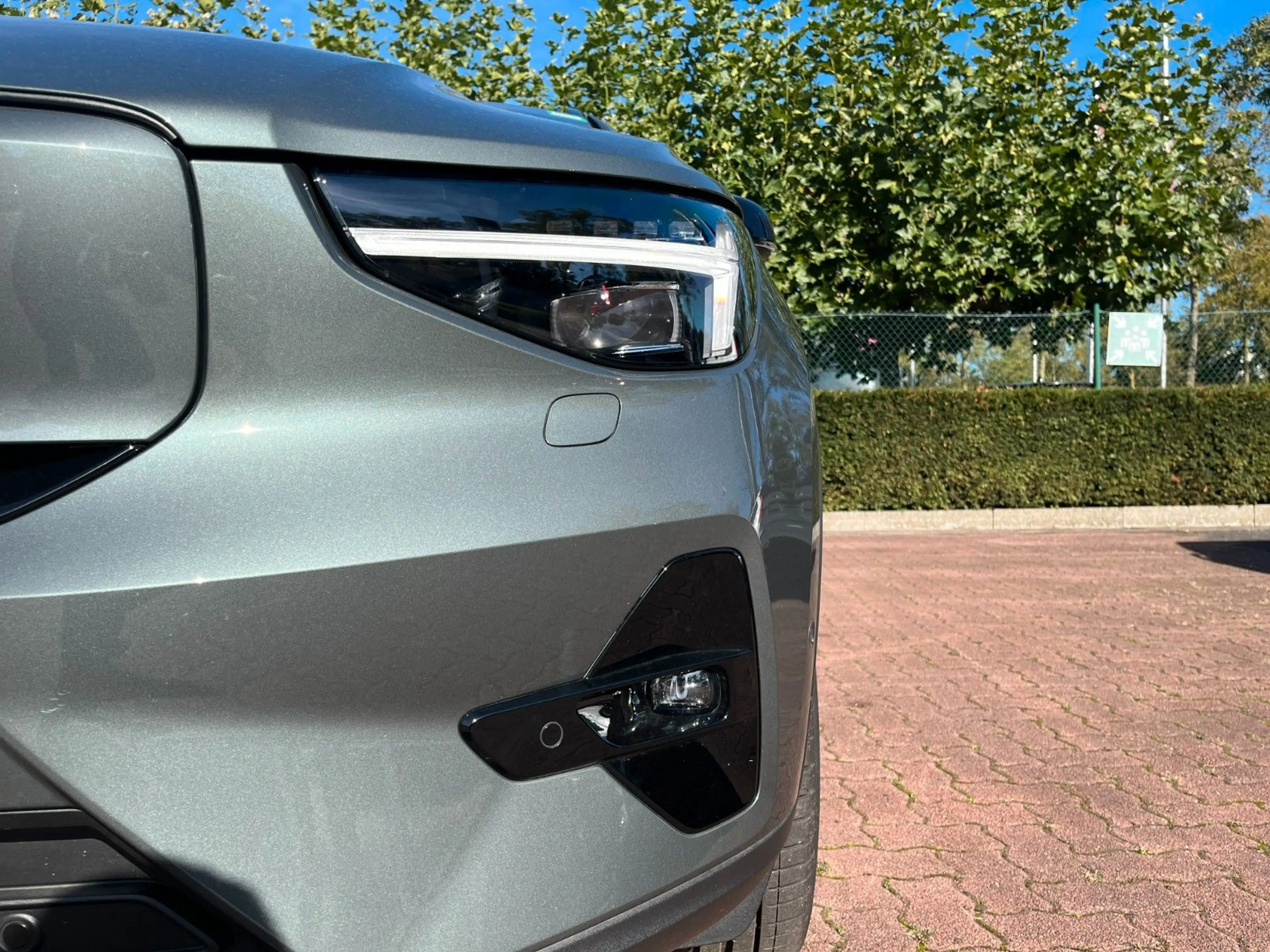 Volvo EX40 Plus Dark Single Motor Ext Range — photo 3