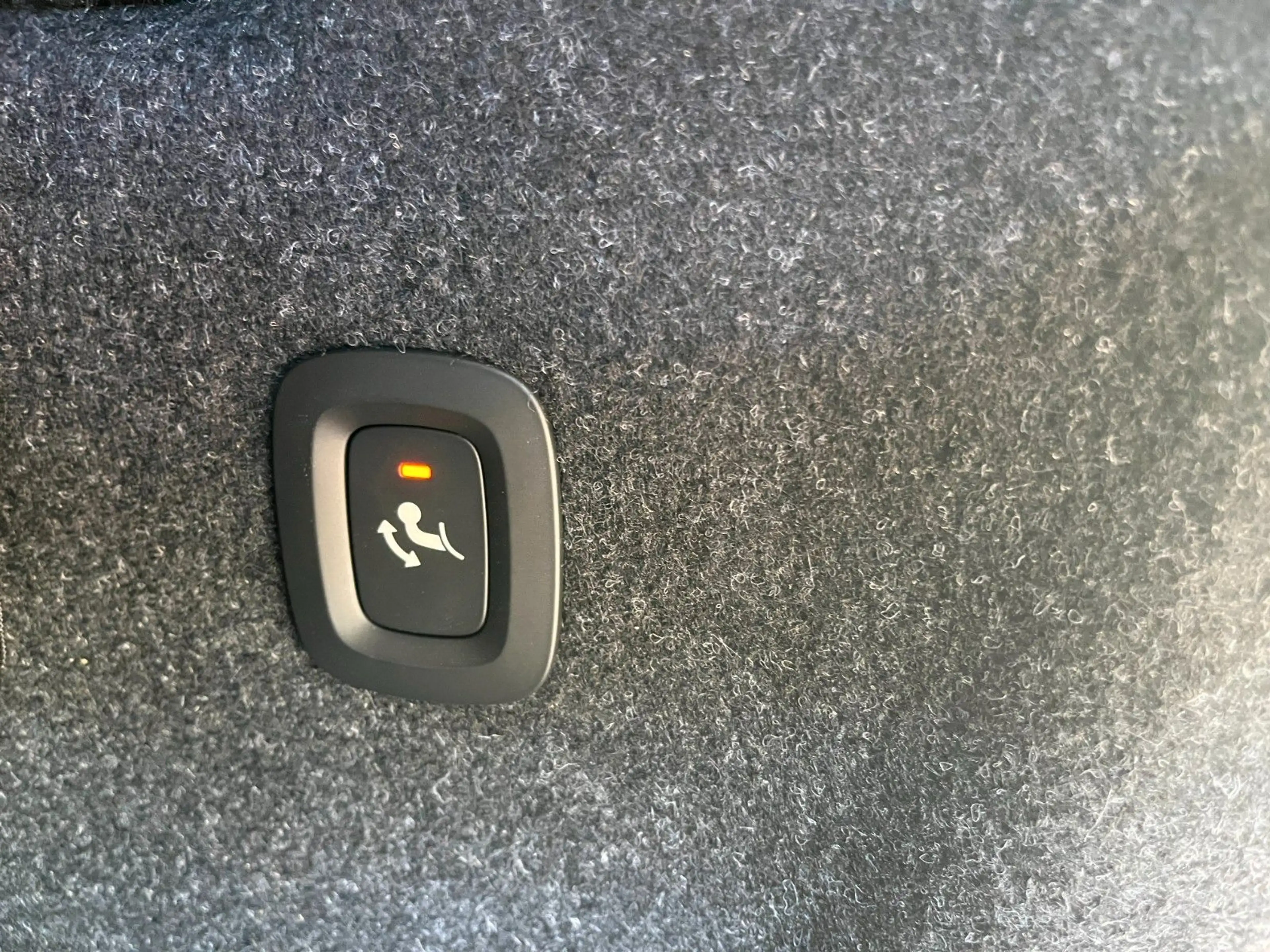 Volvo EX40 Plus Dark Single Motor Ext Range — photo 10