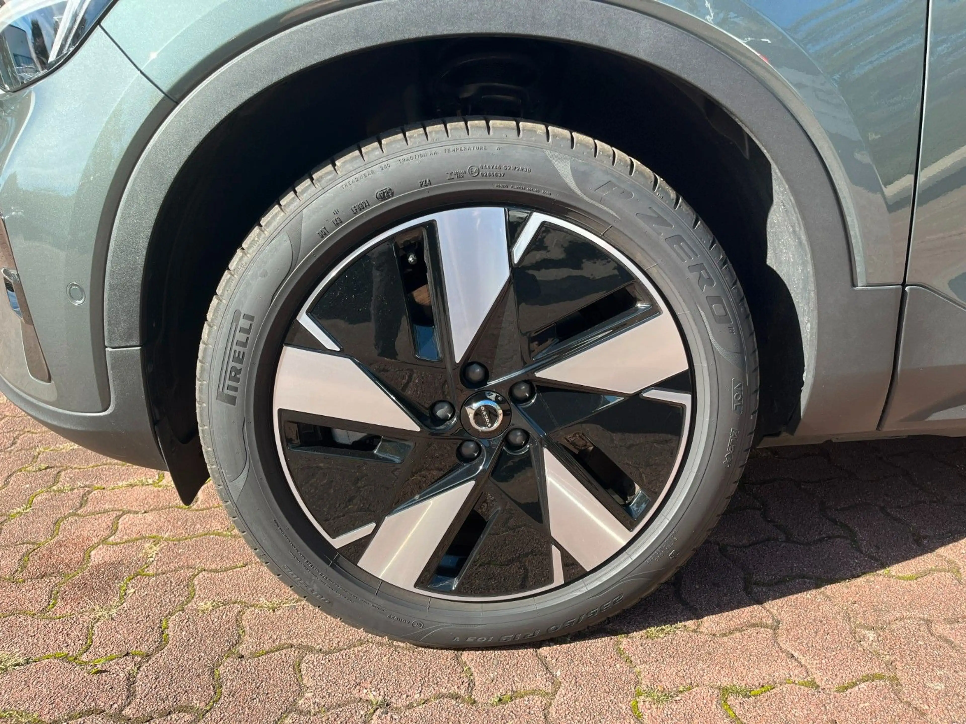 Volvo EX40 Plus Dark Single Motor Ext Range — photo 5