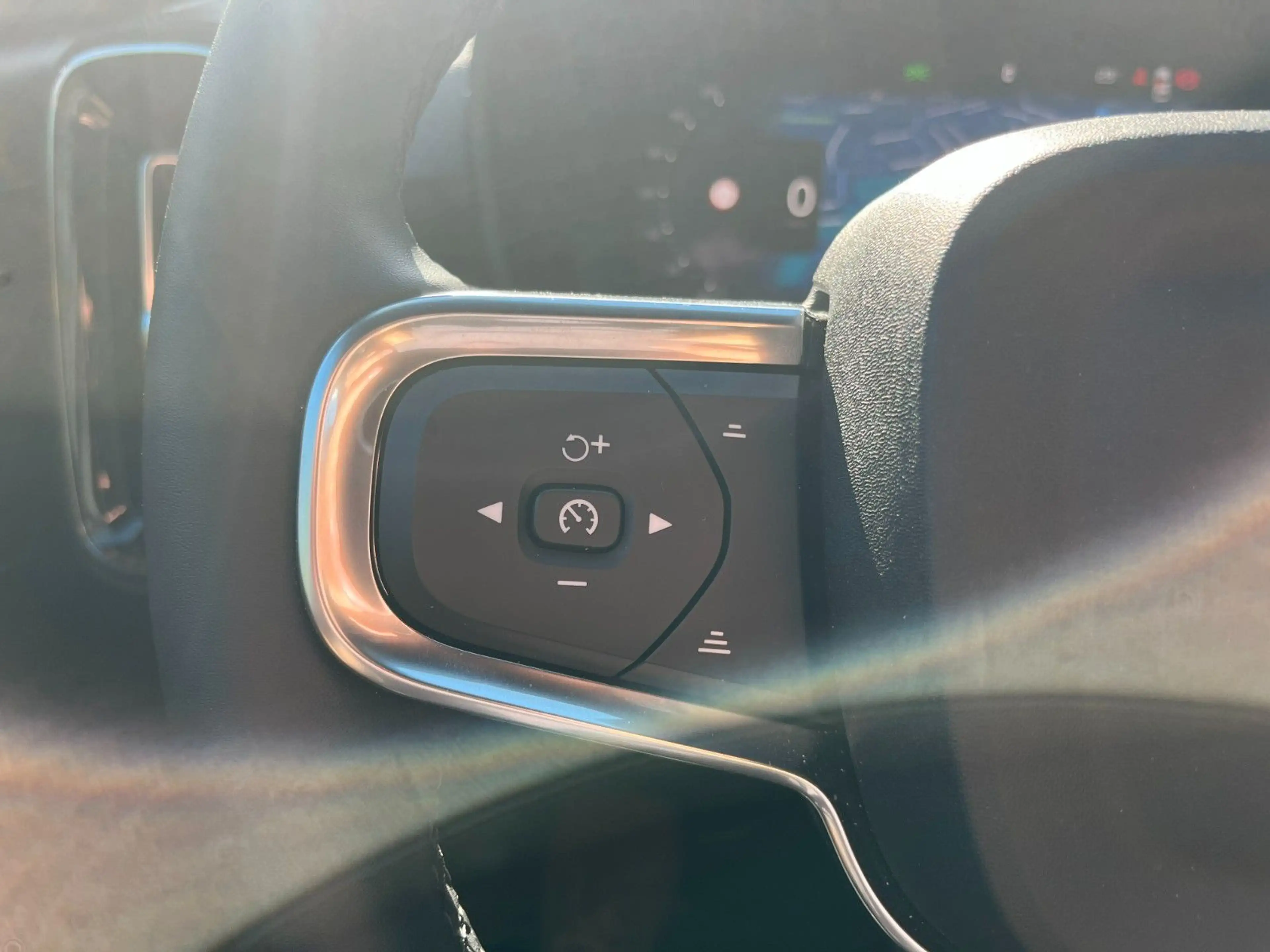 Volvo EX40 Plus Dark Single Motor Ext Range — photo 19