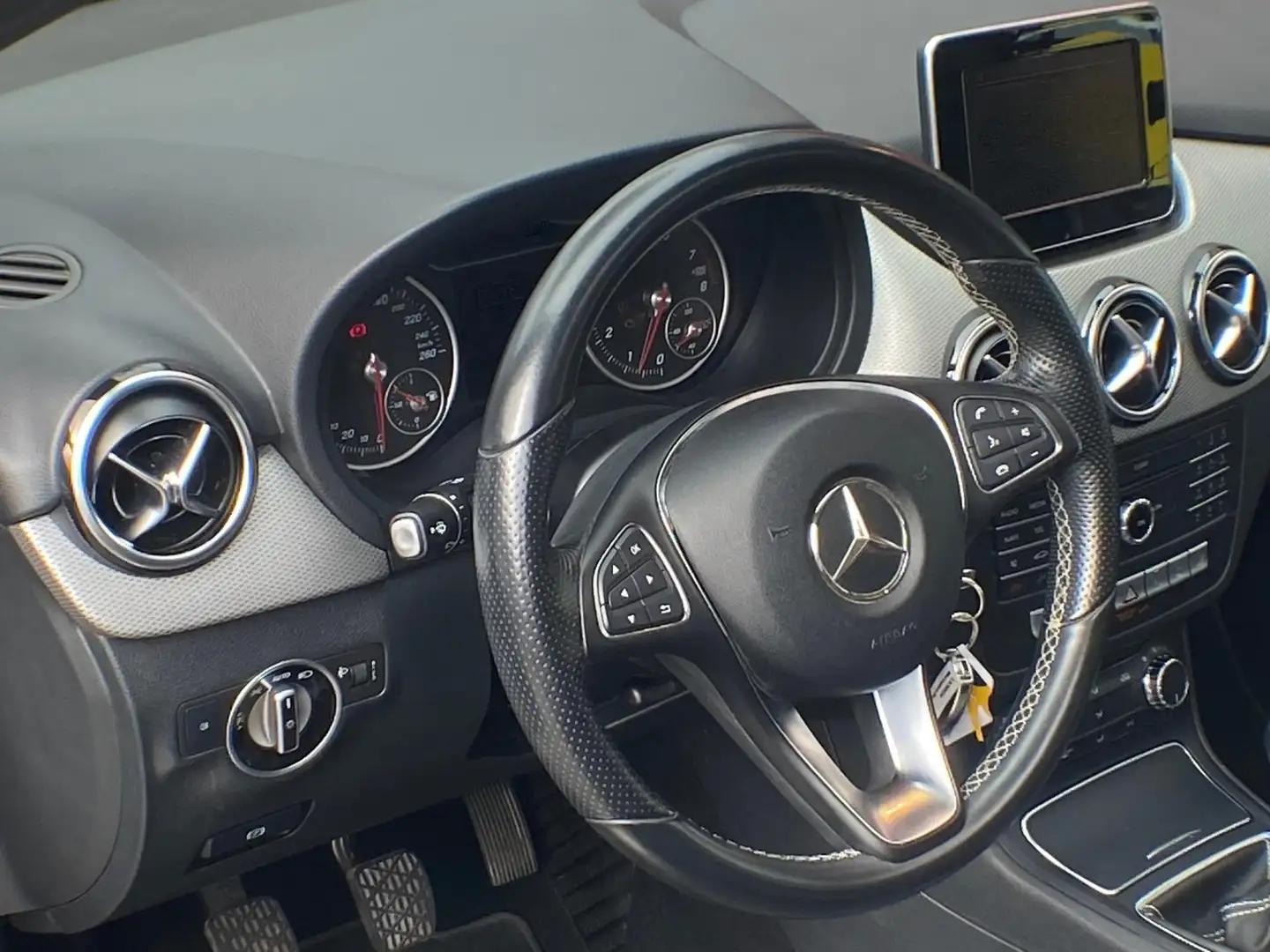 Mercedes-Benz B 180 URBAN - Panorama schuifdak I Navigatie I Sport Pak Grijs - 2