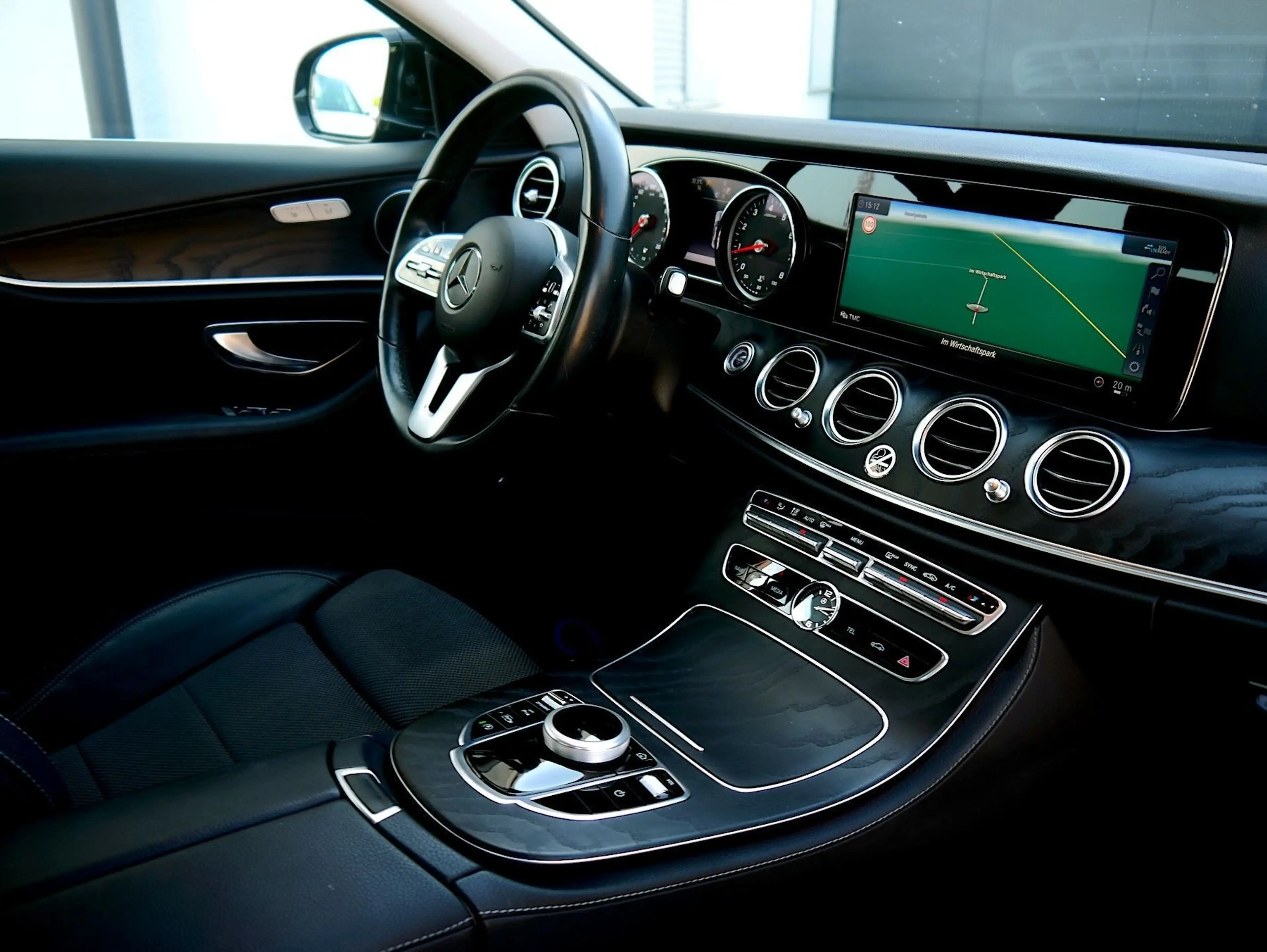 Mercedes-Benz E 200 Avantgarde Aut. *Park-Assistent* — photo 11