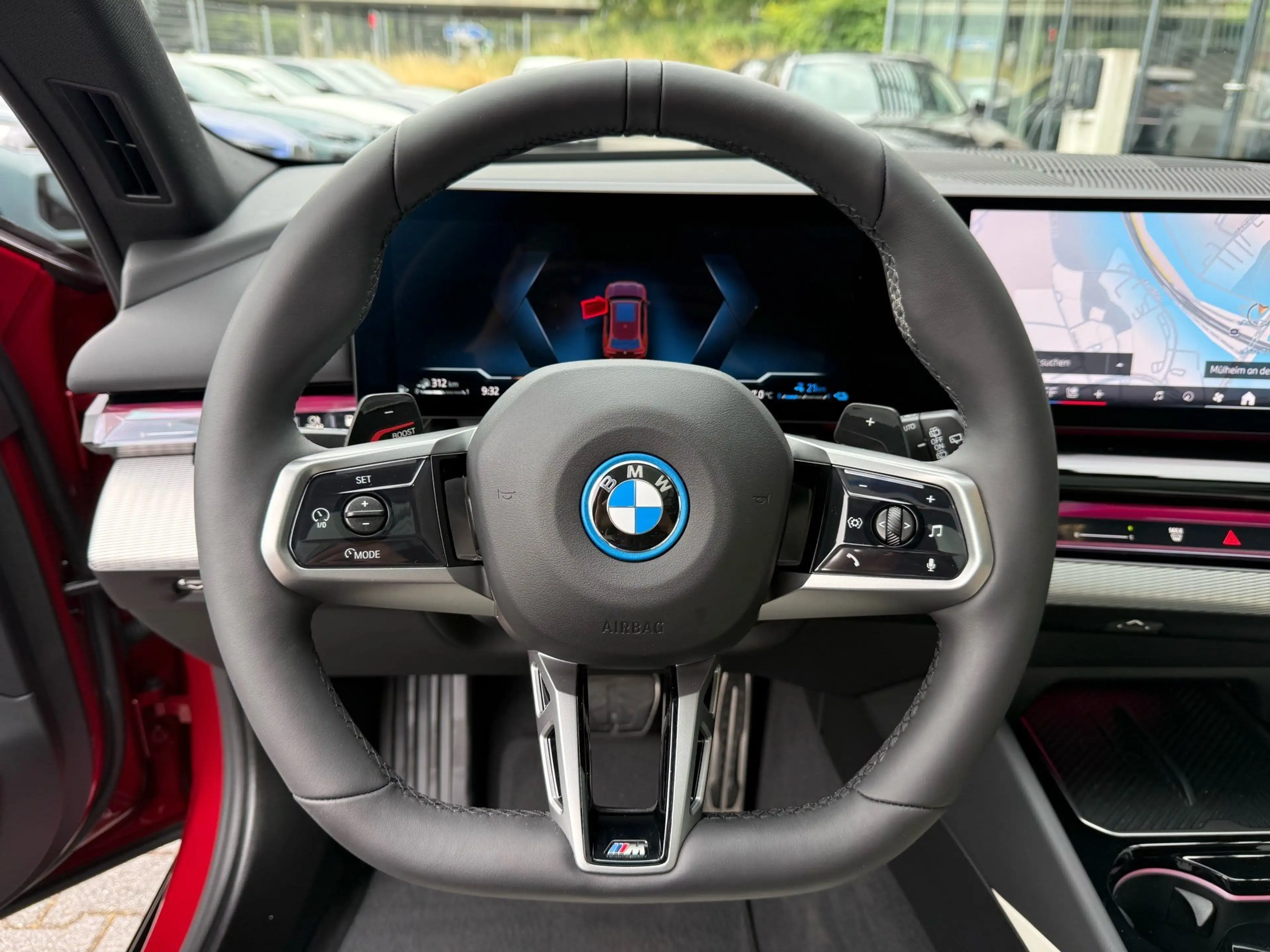 BMW 550 e xDrive Touring M Sport //Stop&Go B&W Pano — photo 11