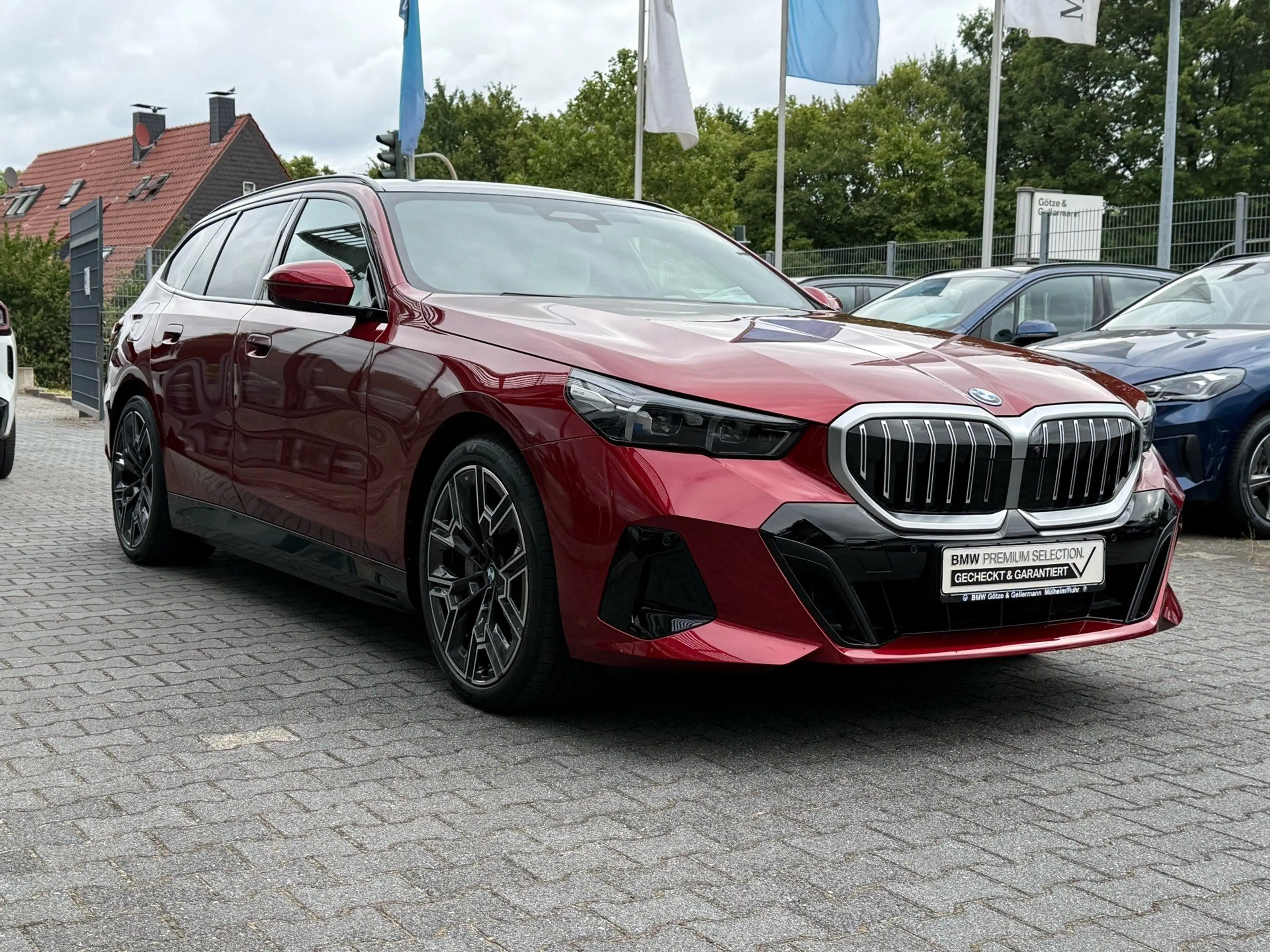 BMW 550 e xDrive Touring M Sport //Stop&Go B&W Pano — photo 3