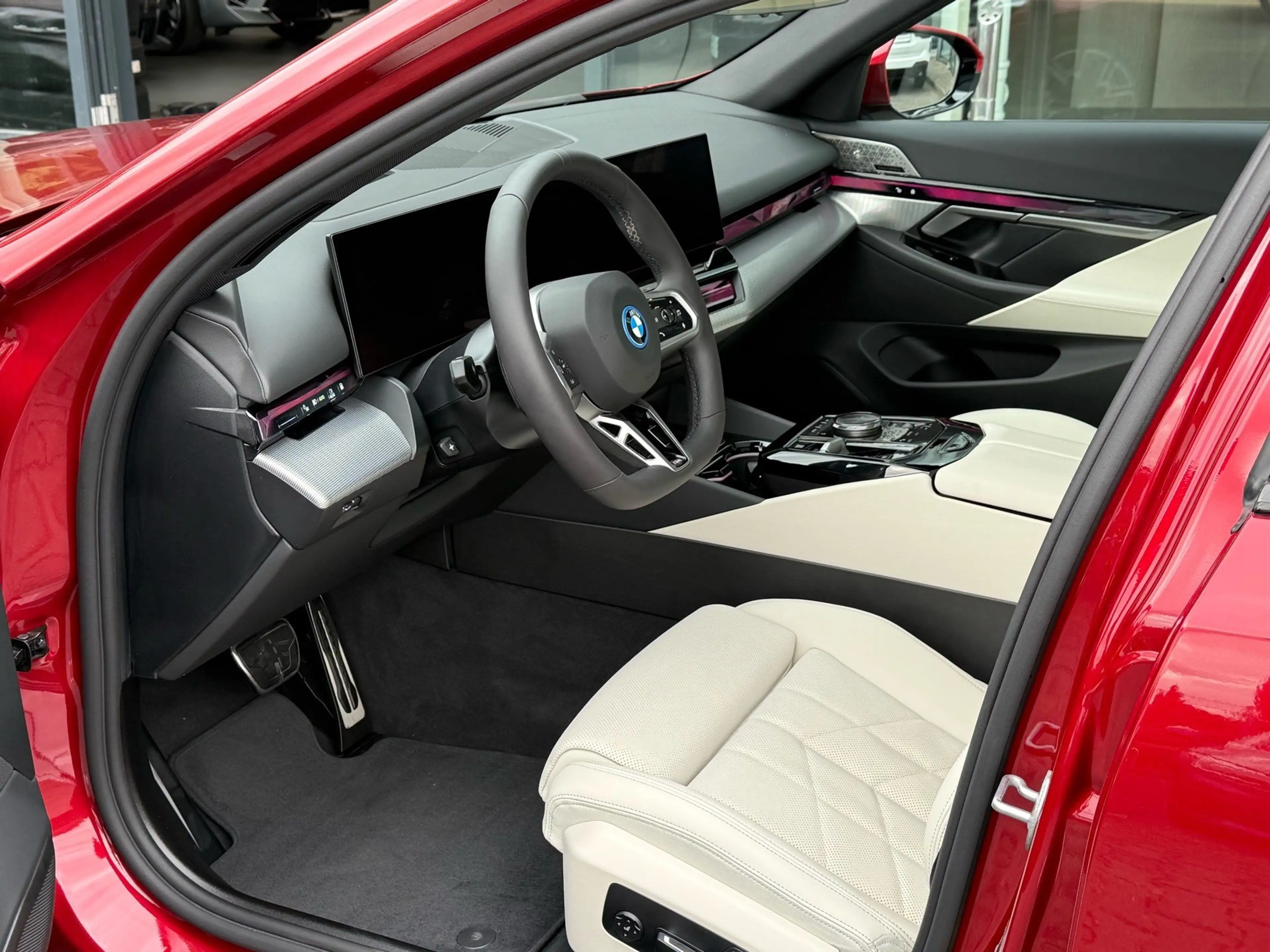 BMW 550 e xDrive Touring M Sport //Stop&Go B&W Pano — photo 8