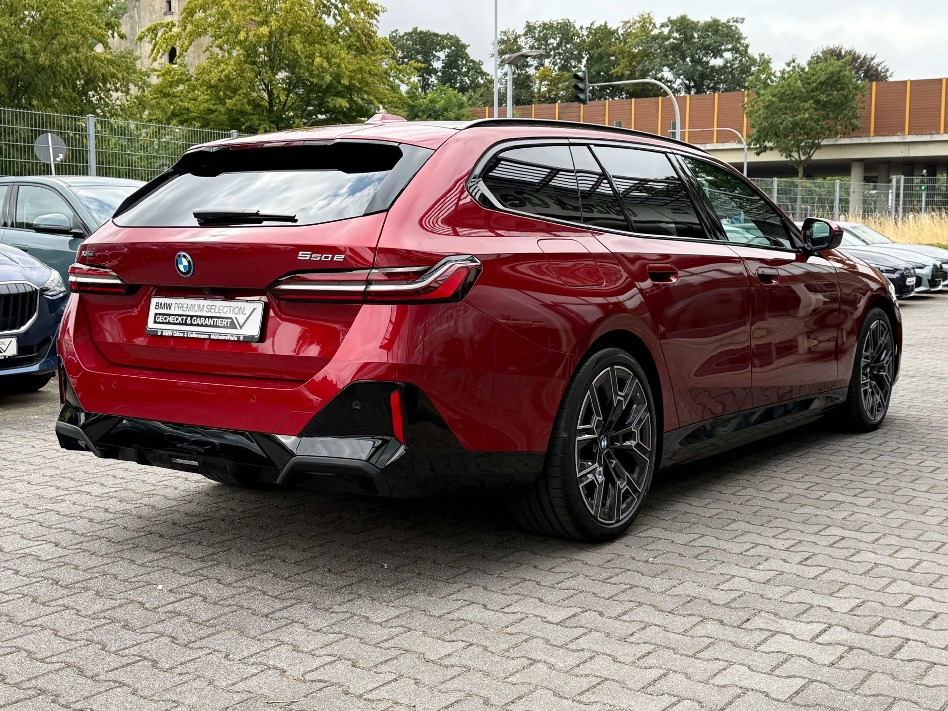 BMW 550 e xDrive Touring M Sport //Stop&Go B&W Pano — photo 2